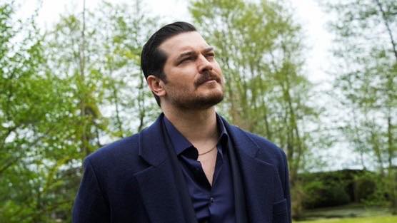 Eşref plănuind următoarea mișcare împotriva lui İhtiyar